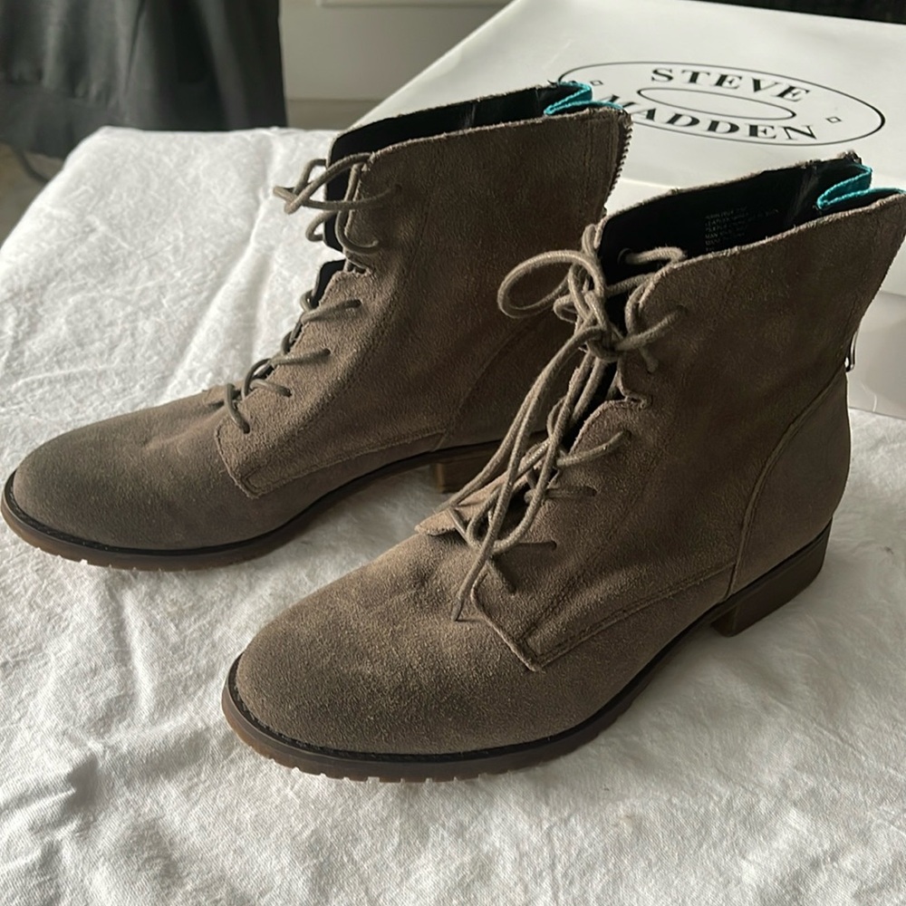 STEVE MADDEN - Rawlings Suede - Size 7.5
